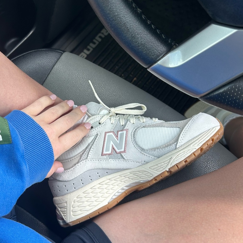 New Balance Women's 2002r sneakers - Picture 3 of 3